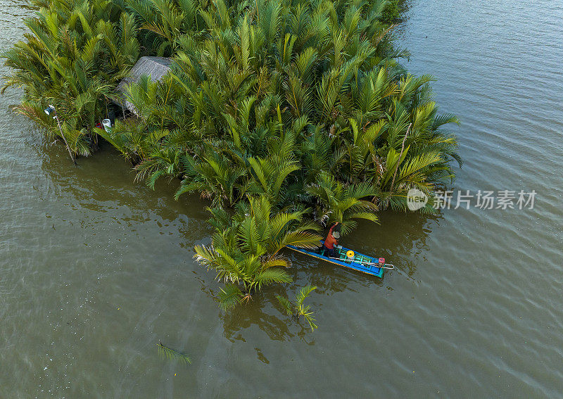 在金茅省的Thi Tuong泻湖，一位农民划着独木舟捕鱼